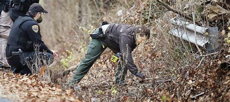 Man's body found in wooded area in Alton